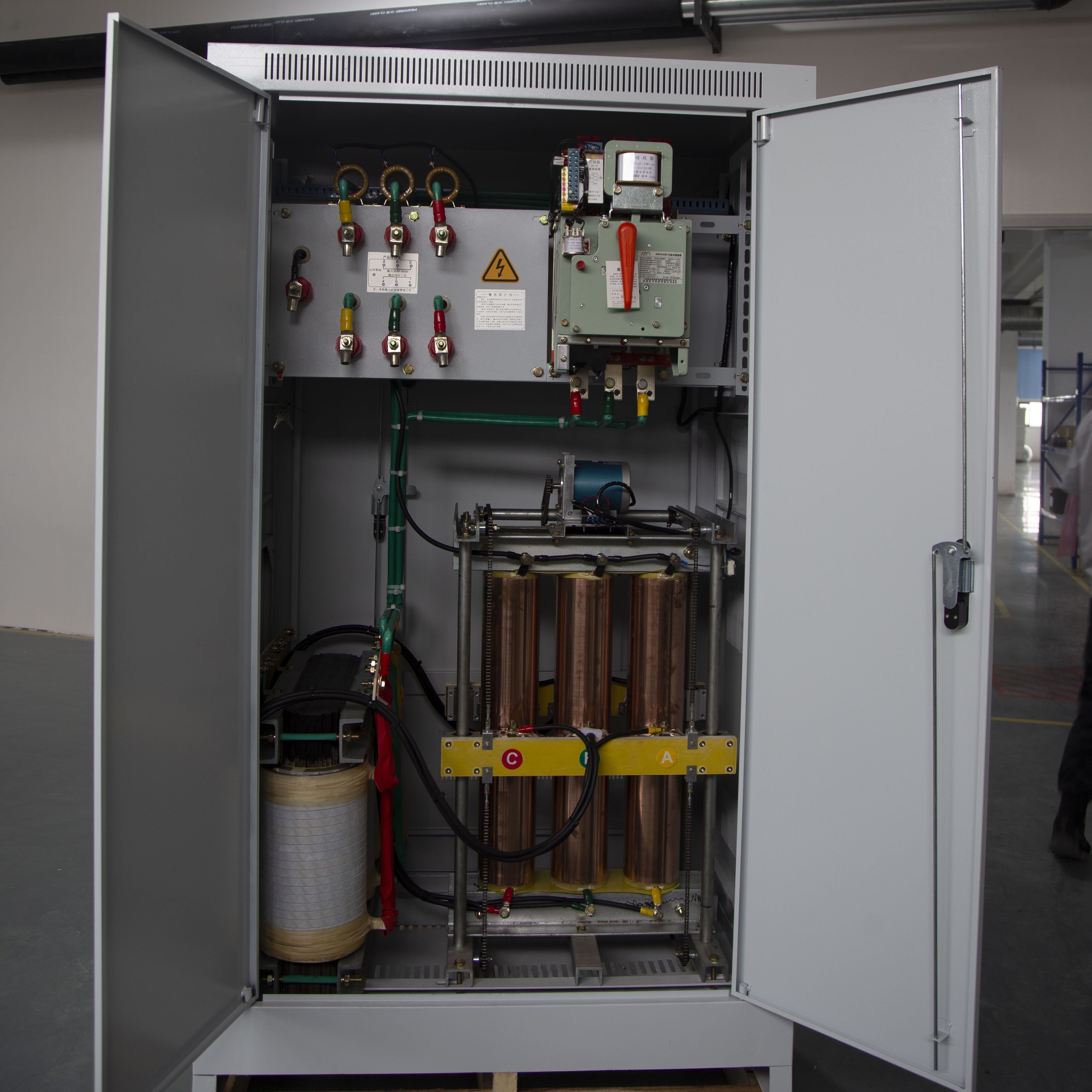 三相分調(diào)全自動(dòng)補(bǔ)償式電力穩(wěn)壓器